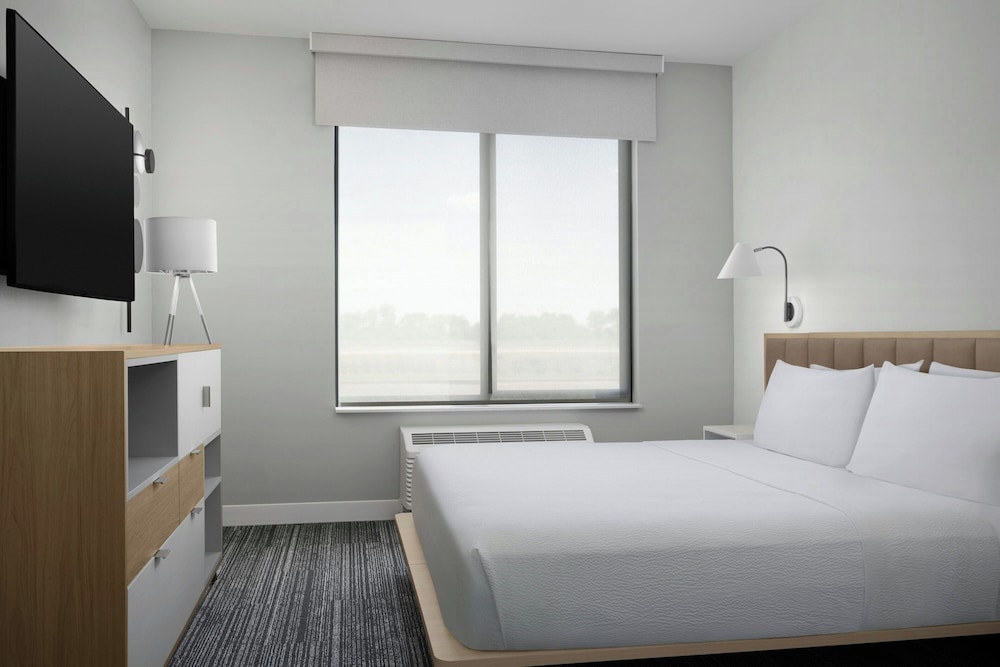 Suite, 1 Bedroom (Mobility/Hearing Access, Roll-in Shwr)