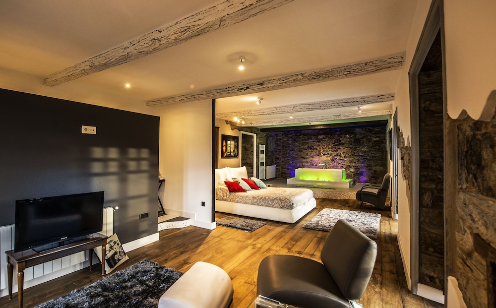 Suite, Jetted Tub (Living Room - O Cuarto Dos Trasnos) photo 3