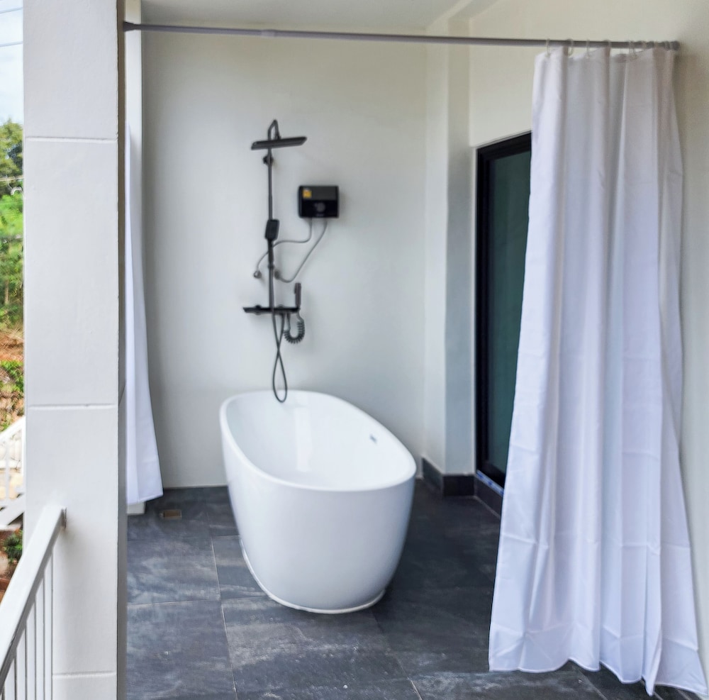 Deluxe Room with Bathtub and Terrace - Photo 21