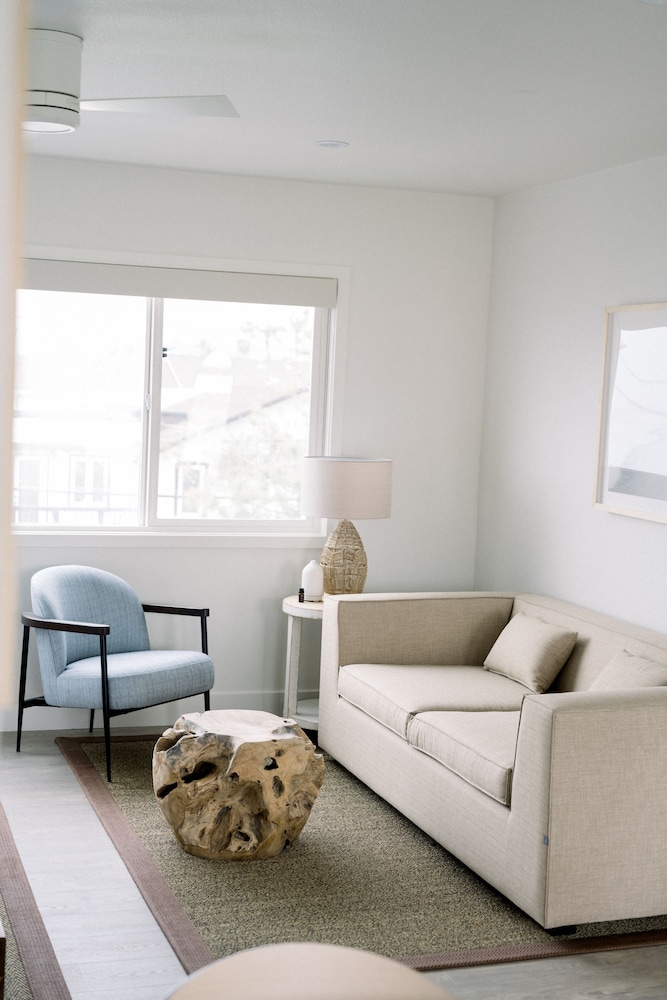 Peaceful Partial Ocean View King Room photo 3