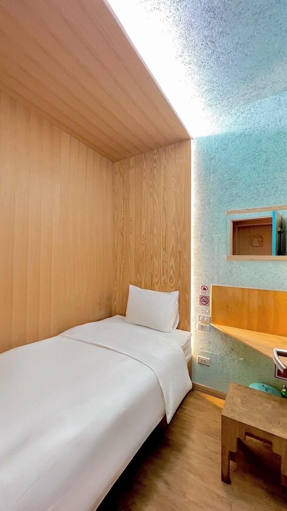 Single Room only for 8 hrs (Time of Stay 08:00 am - 12:00 pm)