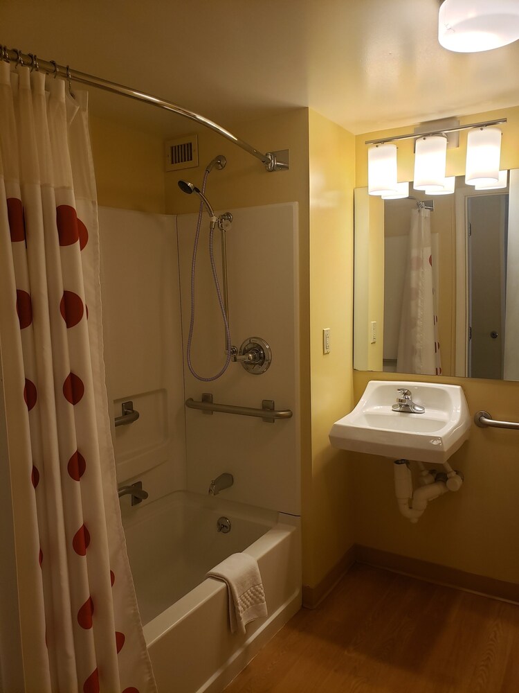 Suite, 2 Queen Beds, Accessible, Non Smoking (Tub w/ Grab Bars) - Photo 9