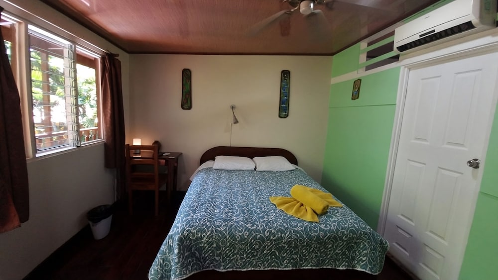 Standard Room, 1 Queen Bed photo 1