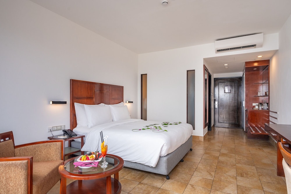 Deluxe Sea View King Bed