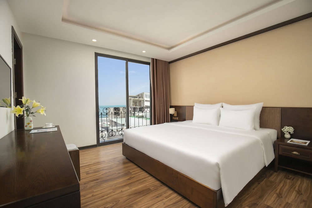 Executive Double Room, 1 King Bed, Sea View photo 3