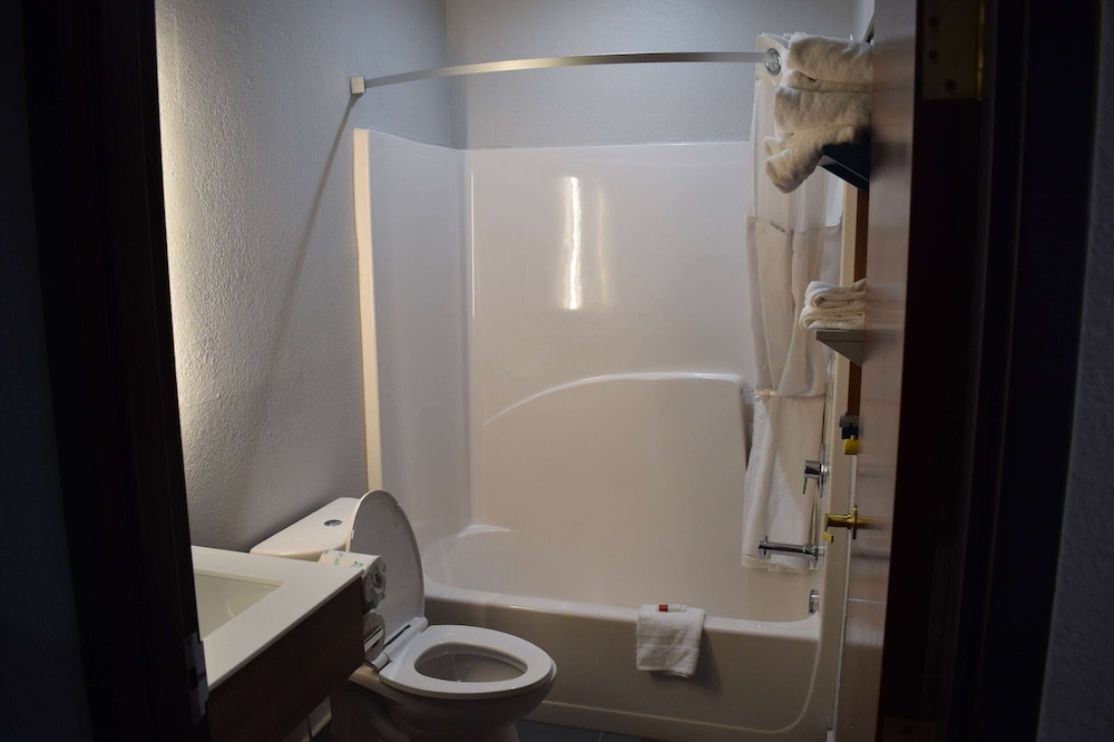 Deluxe Room, 1 Queen Bed, Non Smoking - Photo 4