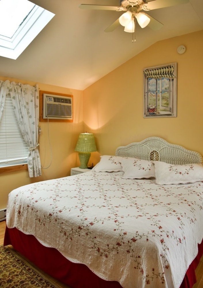 Honeymoon Studio, 1 King Bed photo 3