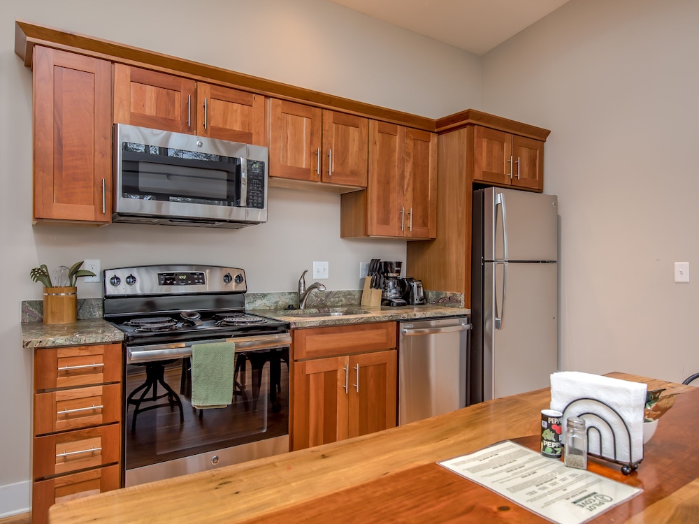 Luxury Studio Suite, 1 King Bed, Balcony, Mountainside photo 2