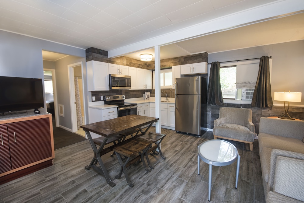 Standard Room, 1 Bedroom, Kitchenette (No Lakeview & Pet Friendly)