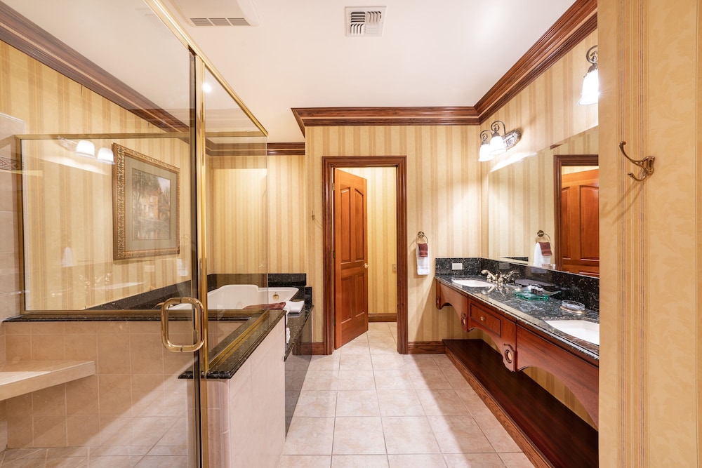 BUSTER SUITE Room 205 photo 3