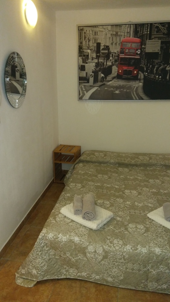 Family Room, Multiple Beds, Shared Bathroom photo 2