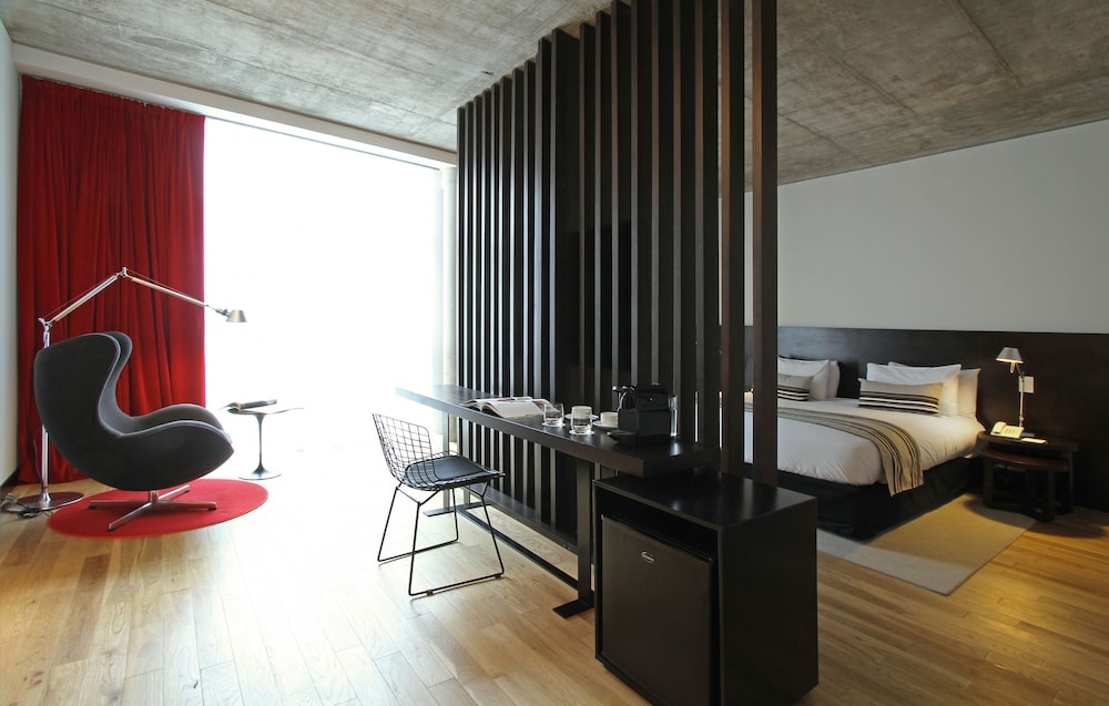 Room, 1 Queen Bed, Balcony, Corner