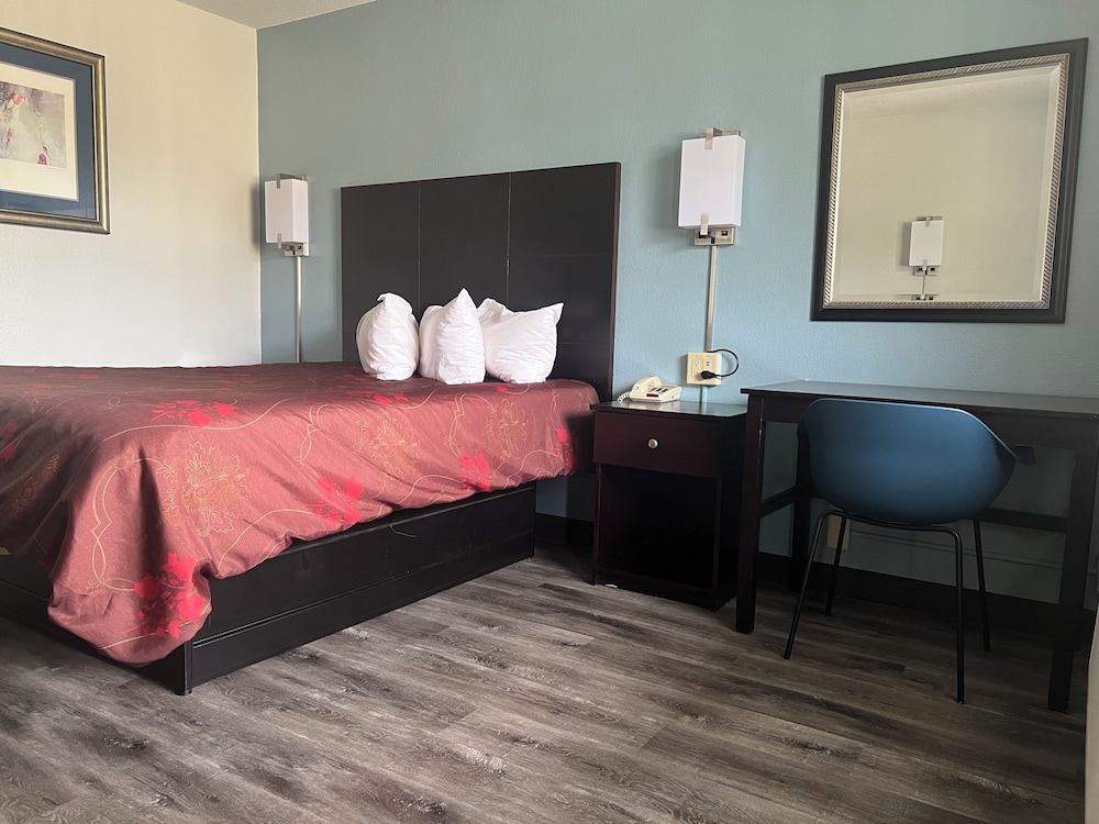 Standard Room, 1 Queen Bed, Non Smoking photo 1