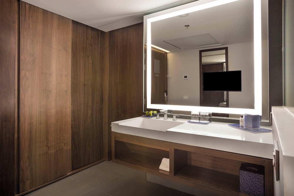 Classic Room, 1 King Bed, Club Lounge Access (Polanco View) - Photo 6
