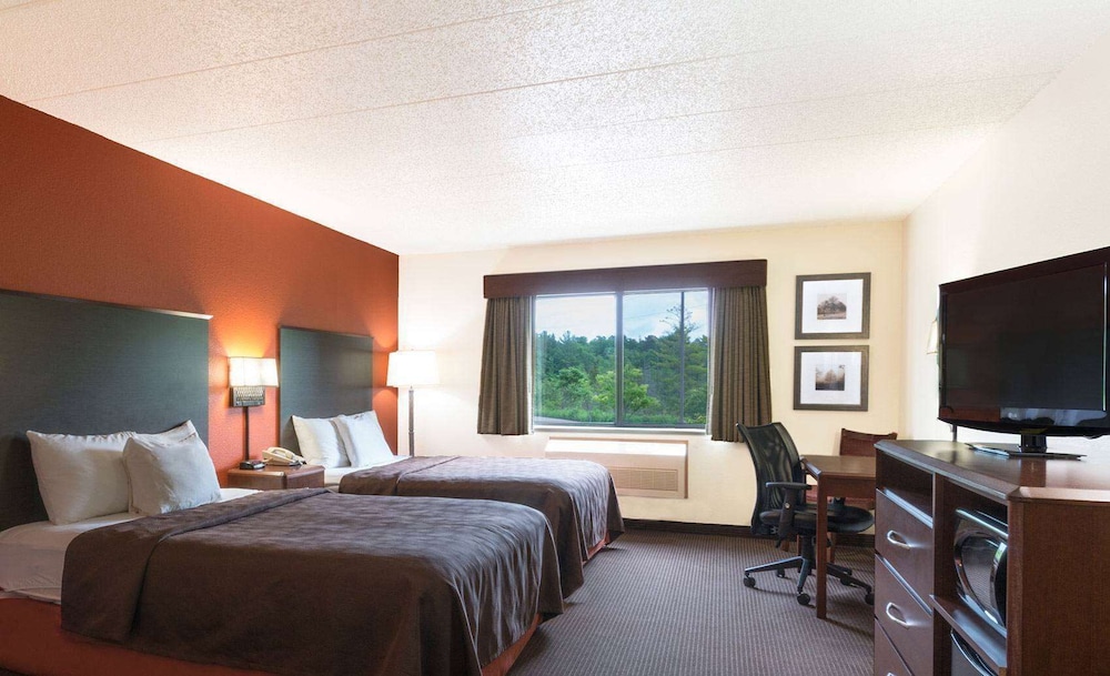 Deluxe Suite, 2 Queen Beds, Non Smoking, Lake View