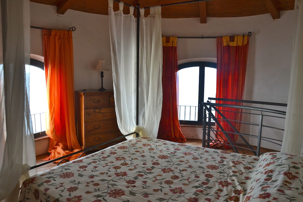 House, 4 Bedrooms photo 2