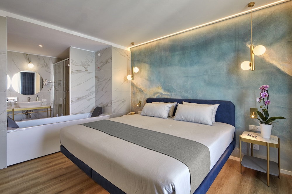 Luxury Suite photo 2