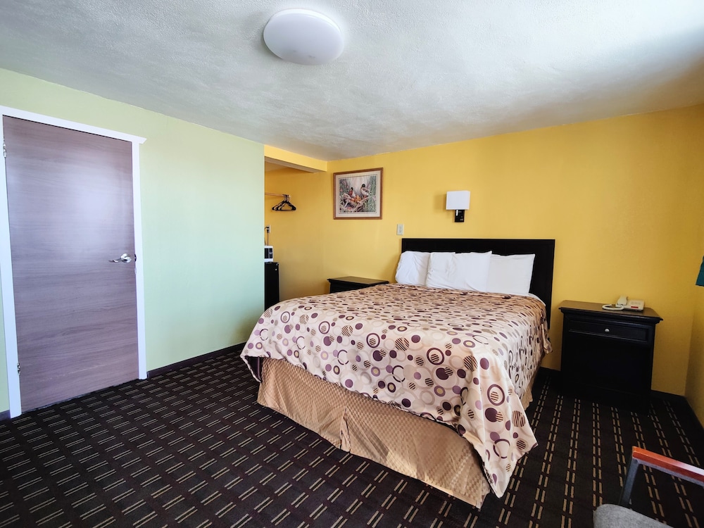 Standard Room, 1 Queen Bed photo 2