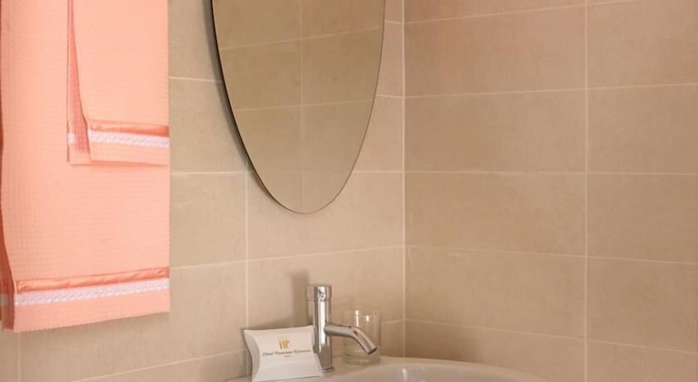 Superior Double or Twin Room, Lake View photo 3