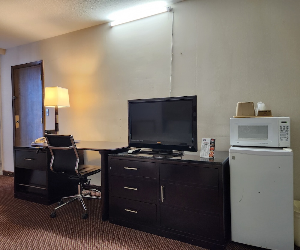 Room, 2 Queen Beds - Photo 4
