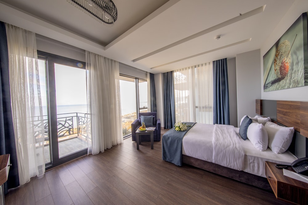 Deluxe Suite with Balcony and Sea view - Photo 6