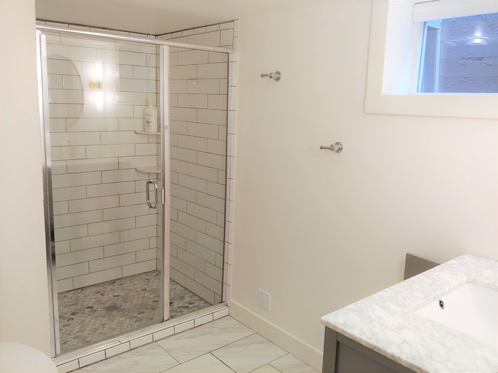 Standard room, 1 queen bed, Private bathroom