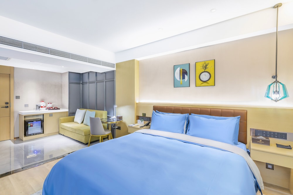 Deluxe Room, 1 King Bed photo 2