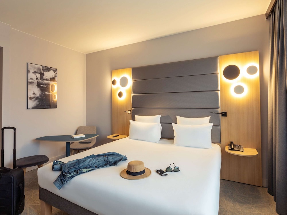 Superior Room, 1 Queen Bed thumbnail 6