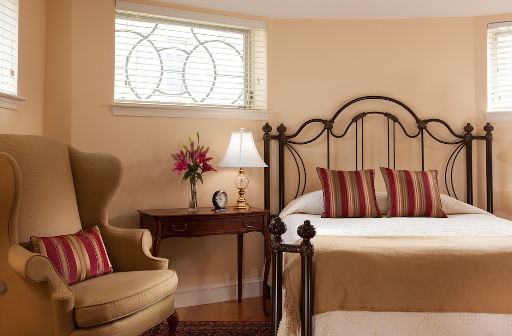 Standard Room, 1 King Bed photo 2