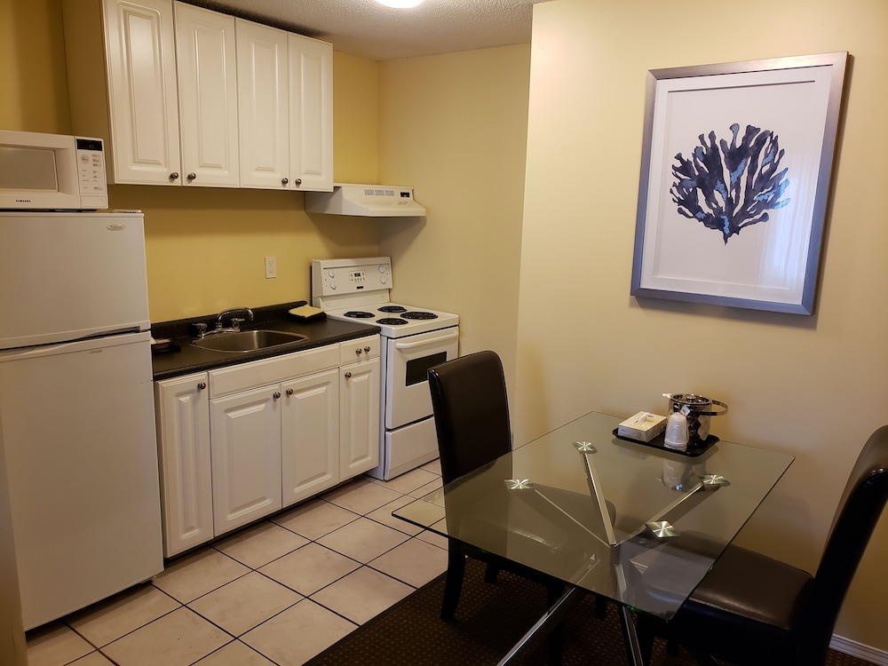 Room, Multiple Beds, Kitchen - Photo 10