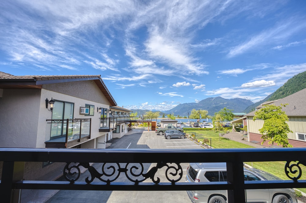Queen Suite with Lake View and Balcony photo 3