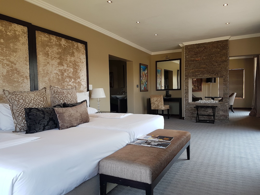 Executive Suite, 1 Bedroom, Bathtub, Lake View