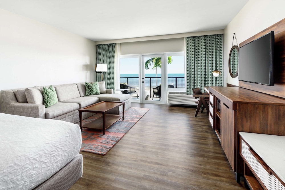 Room, 1 King Bed, Accessible, Ocean View (Mobility & Hearing, Roll-in Shower)
