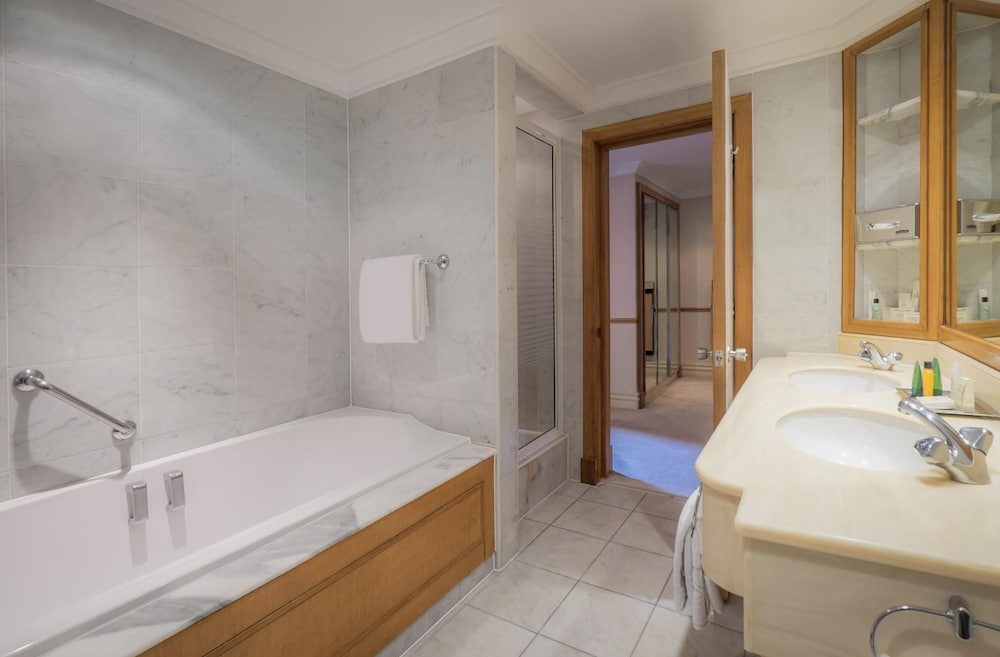 Double or Twin Room, Partial Sea View photo 3