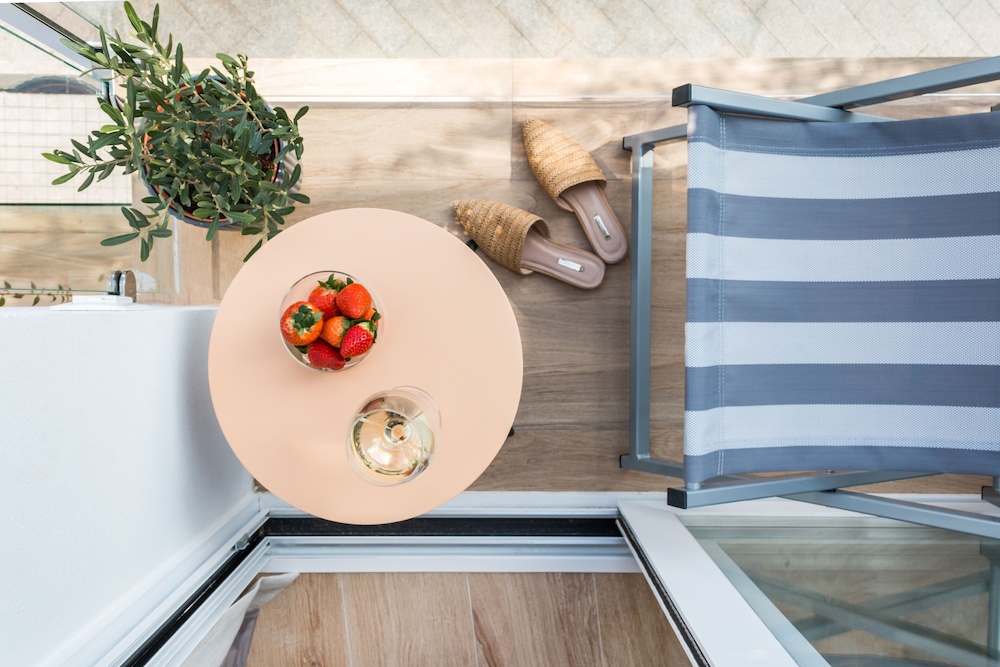 Luxury Studio Suite, Balcony, City View - Photo 9