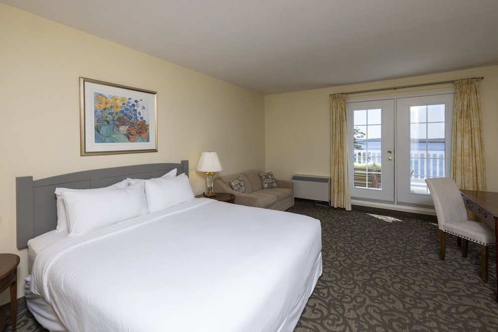 Standard Room, 1 King Bed, Balcony, Lake View photo 3
