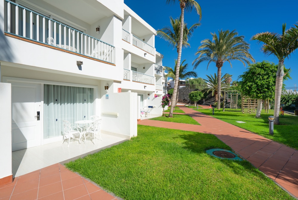 One-bedroom apartment, garden view, balcony or terrace (2 adults + 1 child)