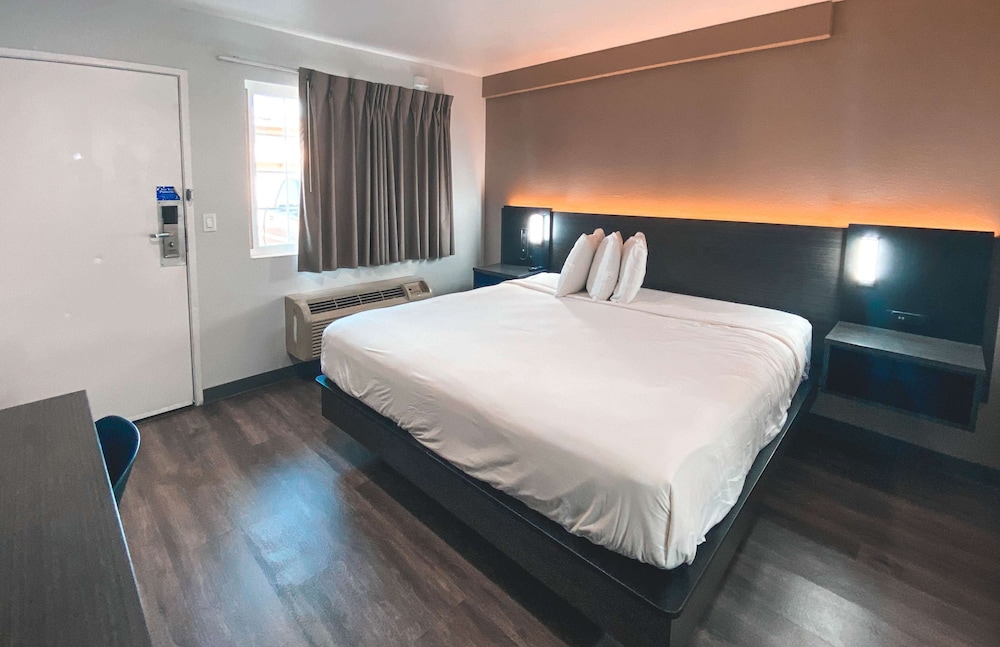 Standard Room, 1 King Bed, Non Smoking, Refrigerator photo 3