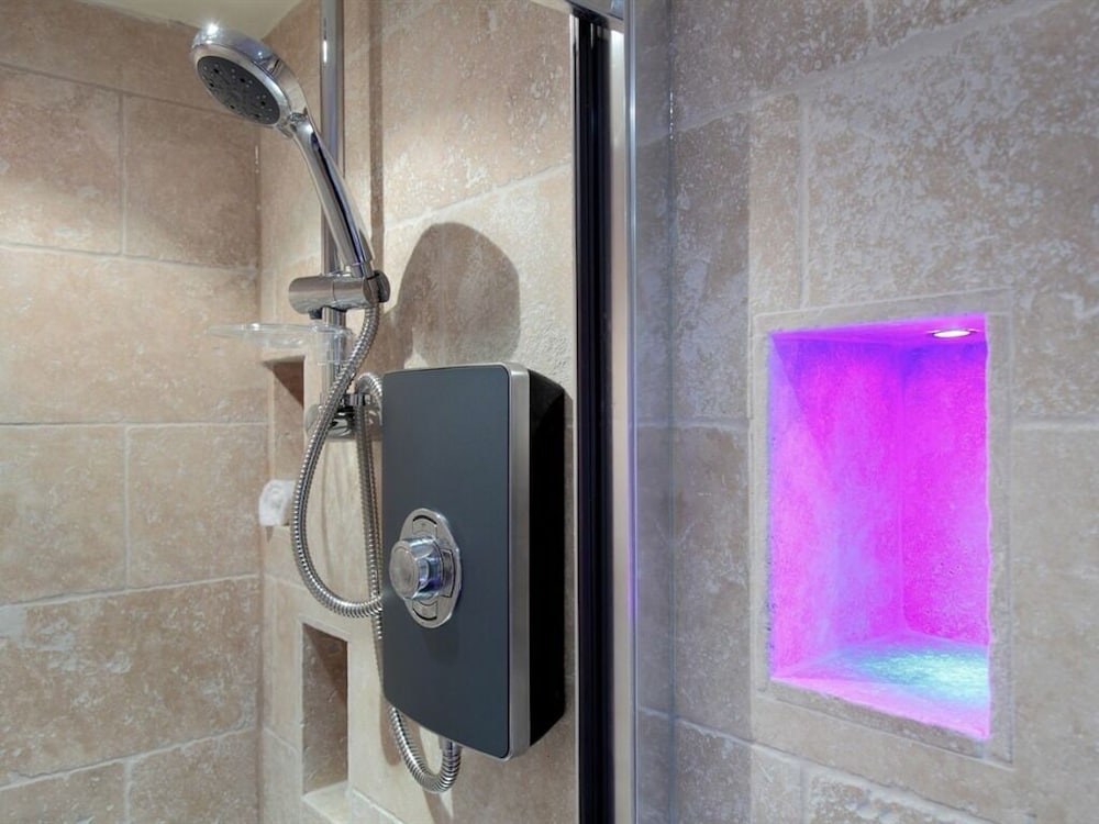 Suite, Ensuite photo 3