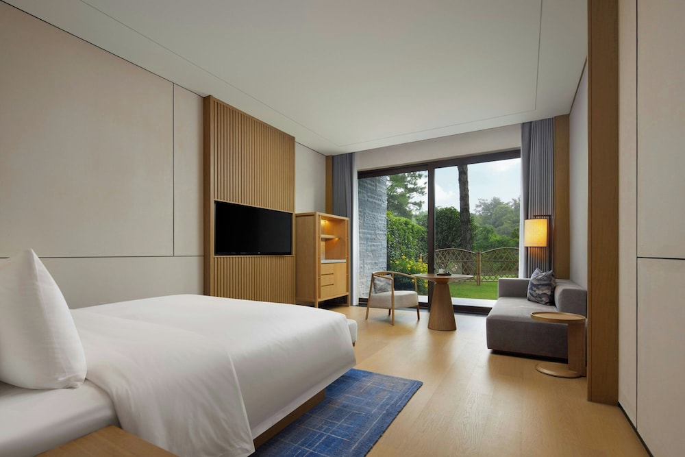 Room, 1 Queen Bed, Balcony, Lake View photo 1