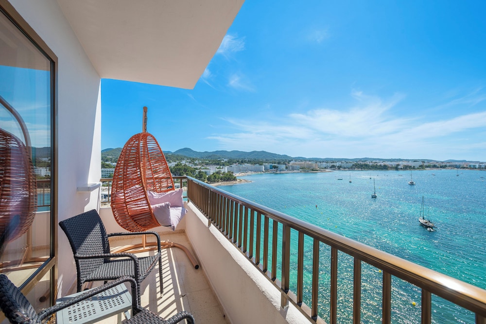Deluxe Triple Room, Sea View thumbnail 6