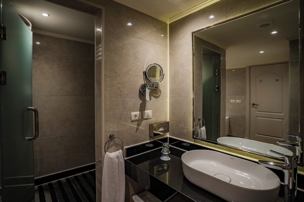 Executive Jacuzzi Suite - Photo 3