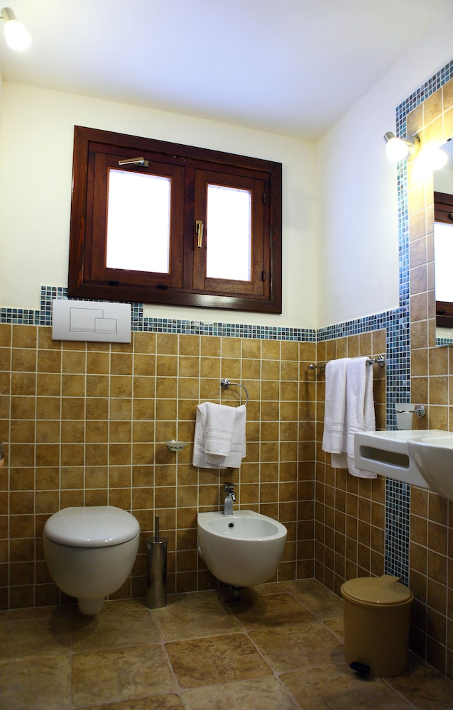 Standard Room, Ensuite photo 3