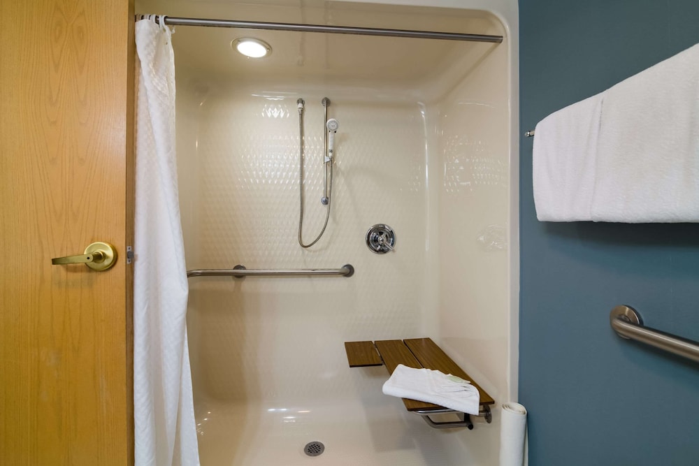 Room, 1 Queen Bed, Accessible, Non Smoking (Roll-In Shower) photo 3
