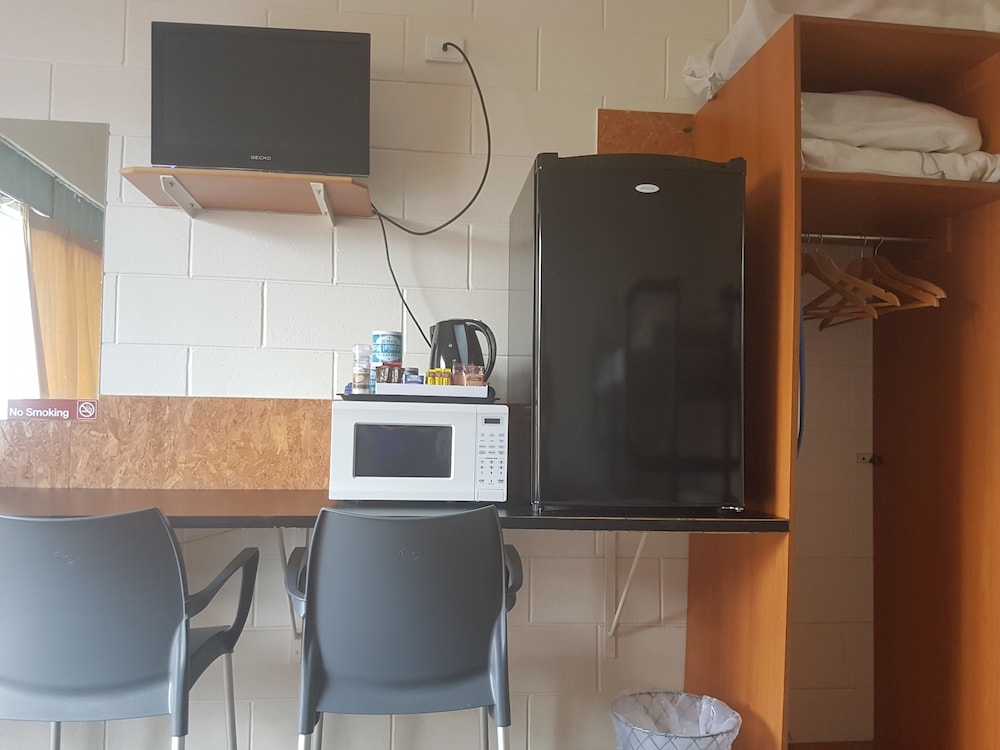 Business Twin Room, 1 Bedroom, Microwave photo 3