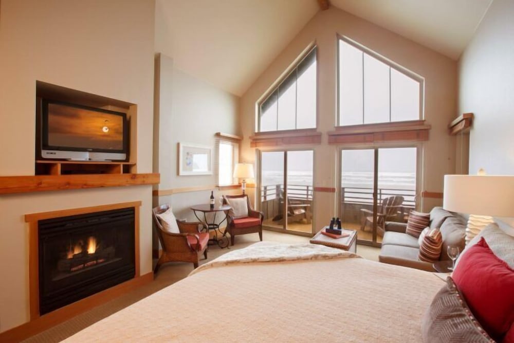 Premier Ocean View King with Sofa Sleeper(Second Floor, Not Pet Friendly)