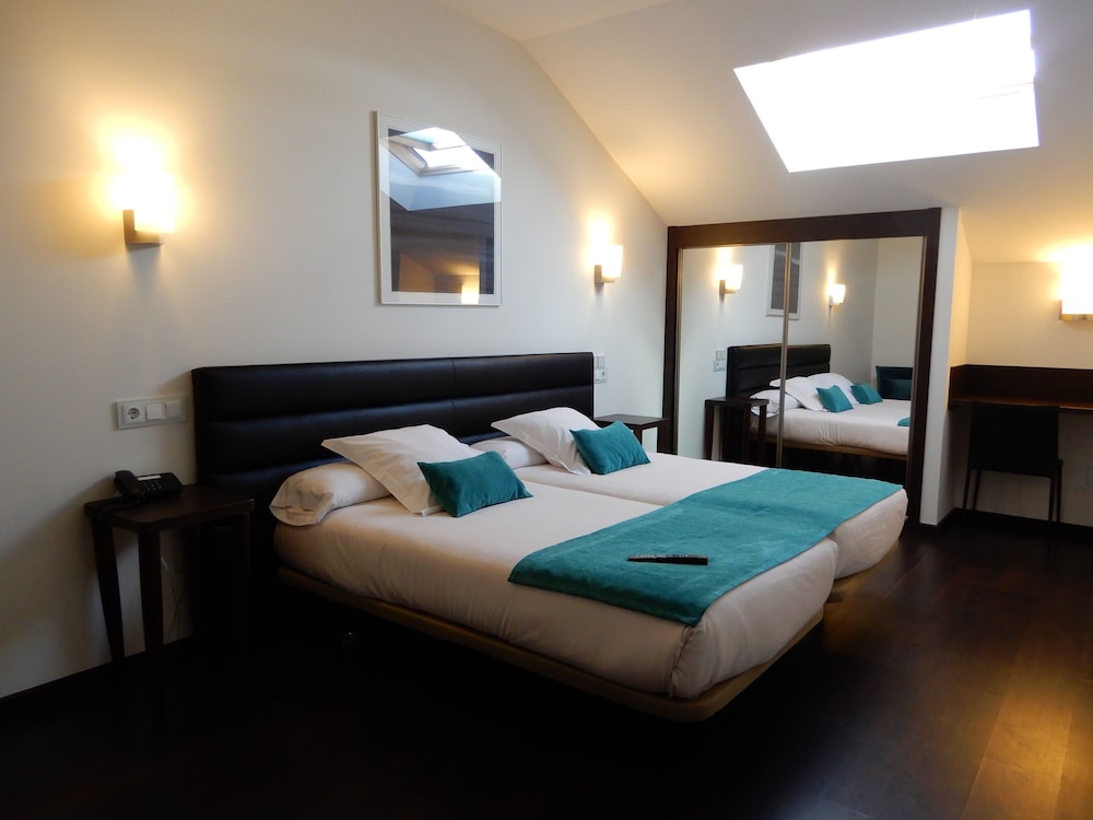 Attic Room - Photo 1