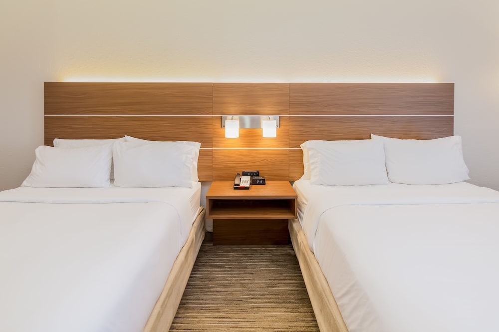 Standard Room, 2 Queen Beds, Balcony, Pool View - Photo 2