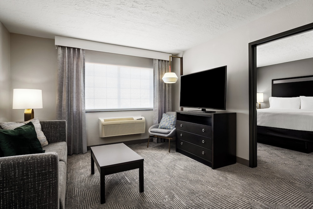 Suite, 1 King Bed, Accessible (Mobility, Accessible Tub) - Photo 3