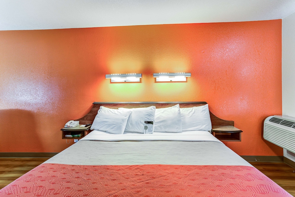 Deluxe Room, 1 King Bed, Non Smoking - Photo 3